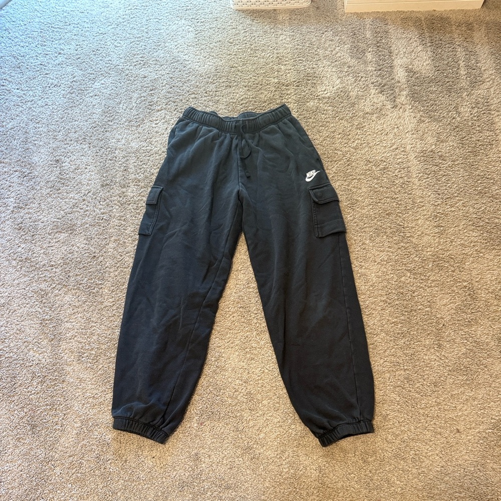 Nike women’s black cargo joggers